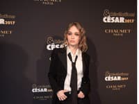 Na koktejlovú party v Paríži dorazila v pánskom kostýme, ktorý pôsobil elegantne