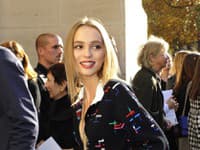Lily- Rose počas príchodu na slávnu prehliadku jarnej kolekcie značky Chanel