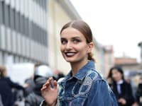 Riflovina sa nám väčšinou spája s jarou, no outfity známych osobností z módnej brandže hovoria niečo iné
