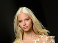 Topmodelka Sasha Luss prerazila v modelingu najmä vďaka jej farbe vlasov