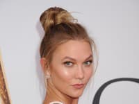 Supermodelka Karlie Kloss si opticky predĺžila tvár rafinovaným účesom