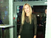 Adriana stavila na rebelský look, v ktorom skombinovala dlhé čierne šaty s „motorkárskymi“ čižmami