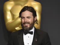 Casey Affleck sa teší z ocenenia v kategórii Najlepší mužský herecký výkon v hlavnej úlohe