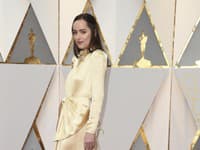 Americká herečka známa z filmu päťdesiat odtieňov temnoty sa na významnej udalosti ukázala v okázalých a honosných šatách v zlatej farbe