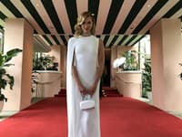 Karlie Kloss v bielej róbe od Stella Mccartney
