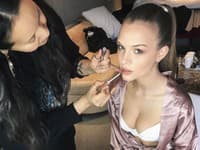 Modelka Josephine Skriver počas príprav na odovzdávanie Oskarov