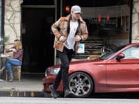 Ryan Gosling si rád zajazdí na svojom červenom BMW