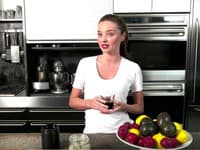 Modelka Miranda Kerr má kuchyňu v metalických odleskoch