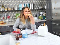 Chrissy Teigen zbožnuje farbené detaily aj v kuchyni