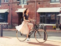 Skvelá kombinácia romantickej sukne a bielych tenisiek 