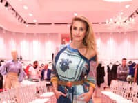 Romana Škamlová v hodvábnych šatách značky BCBGMAXAZRIA