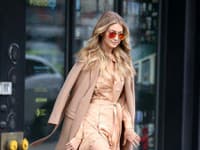 Odtiene béžovej môžu vyniknúť aj na takomto elegantnom outfite