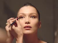 Svetová modelka Bella Hadid vás prevedie rýchlokurzom líčenia
