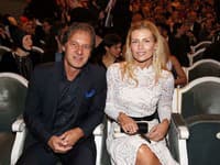 Daniela v nežnej až panensky pôsobiacej bielej farby šiat a Paľo za elegána. Obom to veľmi pristalo