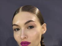 Fialové odtiene rúžu a linka vo vnútri oka vytvára extravagantný look
