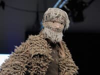 Piatkovú nočnú show otvorila značka Tengri, ktorej modely s lesnými vzormi pútali pozornosť ťažkými látkovými pokrývkami hlavy z hypoalergénnych, priedušných mongolských vlákien