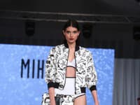 Bomber strih bundičiek a vysoký pás patria medzi aktuálne trendy