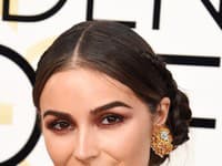 Olivia Culpo s vínovou farbou očných tieňov 