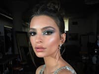Emily Ratajkowski s modrými a metalickými odtieňmi 