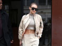 Gigi je známa tým, že kombinuje bomber bundičky s teplákmi a krátkymi topmi
