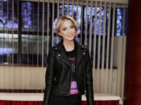 Kristína Činčurová v koženej bunde a minisukni 