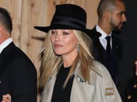 Modelka Kate Moss zvolila čierny elegantný klobúk