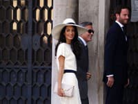 Právnička Amal Clooney zažiarila v bielej klasike