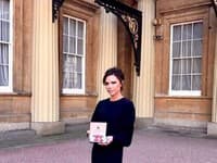 Na Victoriinej sociálnej sieti sa objavila jej fotografia spred Buckinghamského paláca, na ktorej v rukách drží ocenenie za prínos v oblasti módy pre krajinu