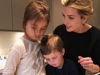 Ivanka s Arabelou a Josephom počas prípravy koláčikov