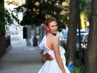 Topmodelka Karlie Kloss v dievčenskom prevedení šiat