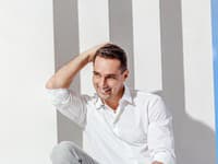 Inšpirujte sa kombináciou bielej košele od Trussardi Jeans a nohavíc značky Hugo Boss Orange