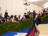 Speváčka Nicki Minaj mala oblečené tylové šaty s dlhou vlečkou