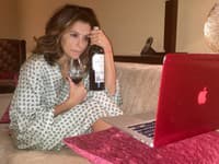 Eva Longoria je tiež normálnou ženou, ktorá svoj večer trávi pozeraním seriálov s vínom v ruke