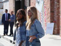 Denim košeľa je základom v šatníku každej modelky