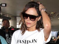 Victoria Beckham miluje nový trend s hranatou hranou a tmavými sklami 