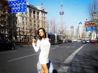 Alessandra v krátkych bielych šatách