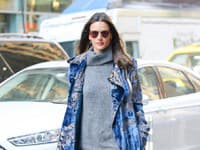Alessandra v modro-šedom outfite