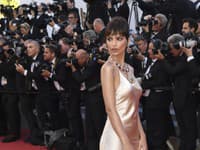 Herečka a modelka Emily Ratajkowski v zlatej hodvábnej róbe