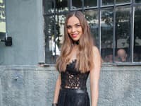 Modelka Soňa Štefková v čipkovaných šatách