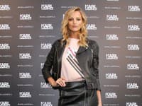 Topmodelka Michaela Kocianová v koženej minisukni 