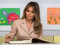 Melania Trump navštívila minulý týždeň so svojím manželom nemocnicu v Taliansku, kde zanechala odkaz, ktorý skombinovala aj s kresbou kvetov a srdca
