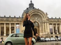 Čierne mini šaty a vysoké čižmičky môžete zvoliť do divadla na neformálne predstavenie