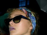 Farebná šatka okolo hlavy a slnečné okuliare vám dodajú hviezdny look