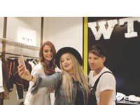 Návrhárske duo WTF?! Milan a Klementína so speváčkou Dominikou Mirgovou