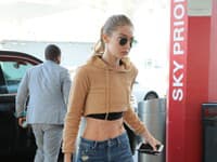 Dobre padnúce džínsy a croptop v nude odtieňoch pristanú Gigi najviac