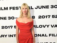 Modelka Karolína Kurková v krásnej róbe od Vivienne Westwood