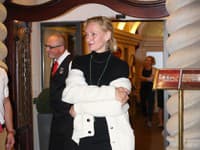 Herečka Uma Thurman v čierno-bielom outfite
