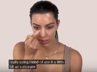 Kim nanesie svetlou časťou kontúrovacej tyčinky Beauty Créme Contour, aby zvýraznila najmä stred čela a okolie nosa