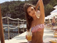 Emily je skrátka kráľovnou v bikinových záberoch na pláži