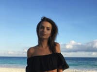 Croptop s odhaleným bruchom a ramenami je skrátka trendy